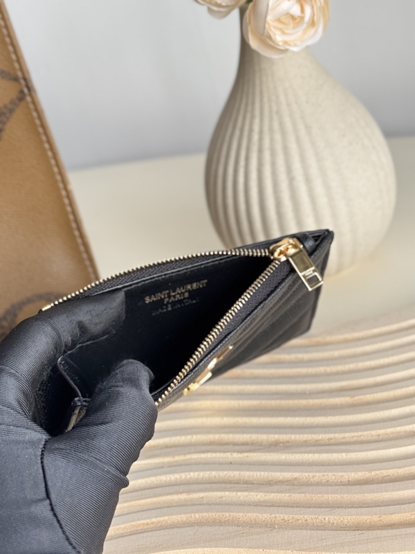 イヴサンローラン財布着用イメージ